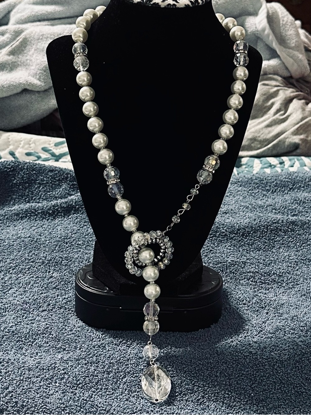 Exquisite Pearl and Clear Crystal Lariat Necklace